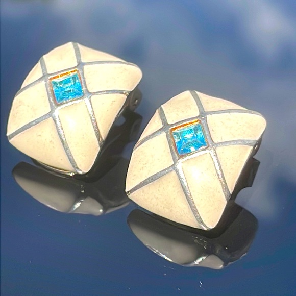 Gold Earring Pair - Picture 7 of 12